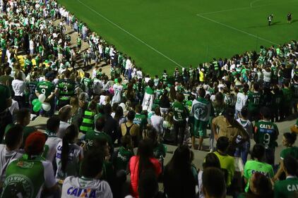 Chapecoense, il tributo alle vittime allo stadio di Medellin 16