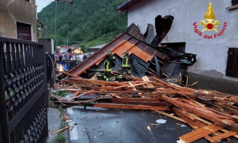 Devastazione e tetti scoperchiati, i danni in Val Seriana dopo il violento temporale 13