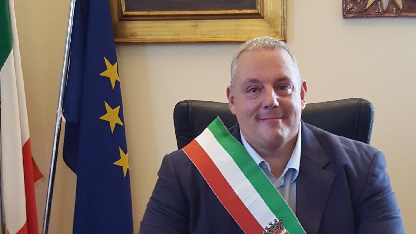 "Per 2 euro volevate Belen?". Bufera sul sindaco. E lui: "Anch'io preso in giro per la stazza"