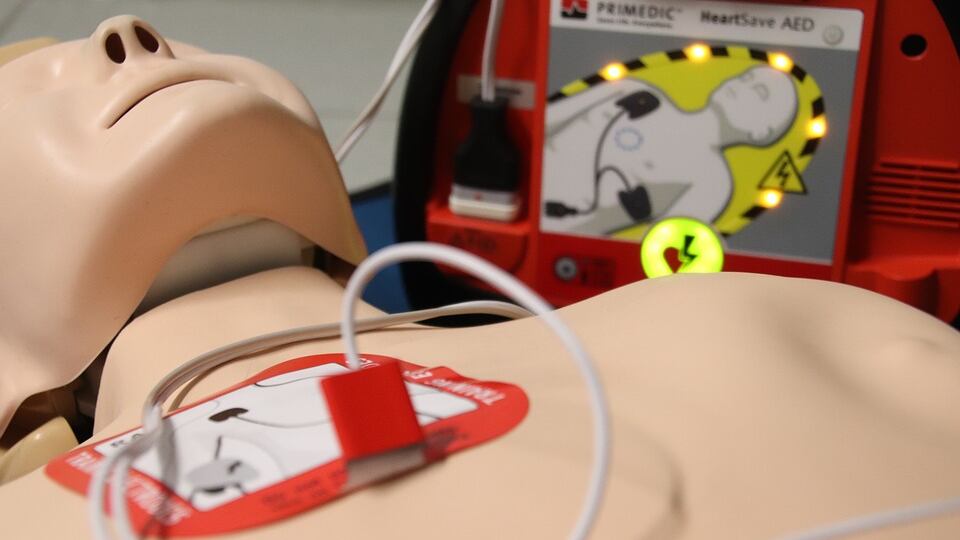 Il 57enne ha un infarto, i parenti lo salvano al telefono