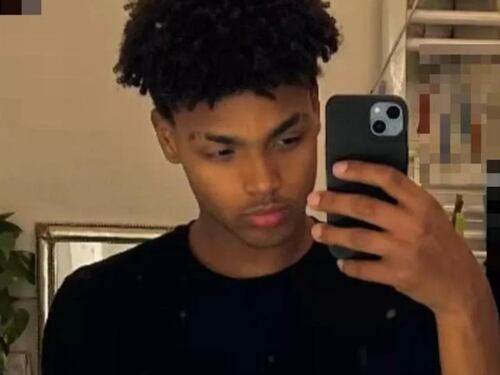 Ucciso a 16 anni dopo una lite sui social. La madre: "Morto per difendere un amico"