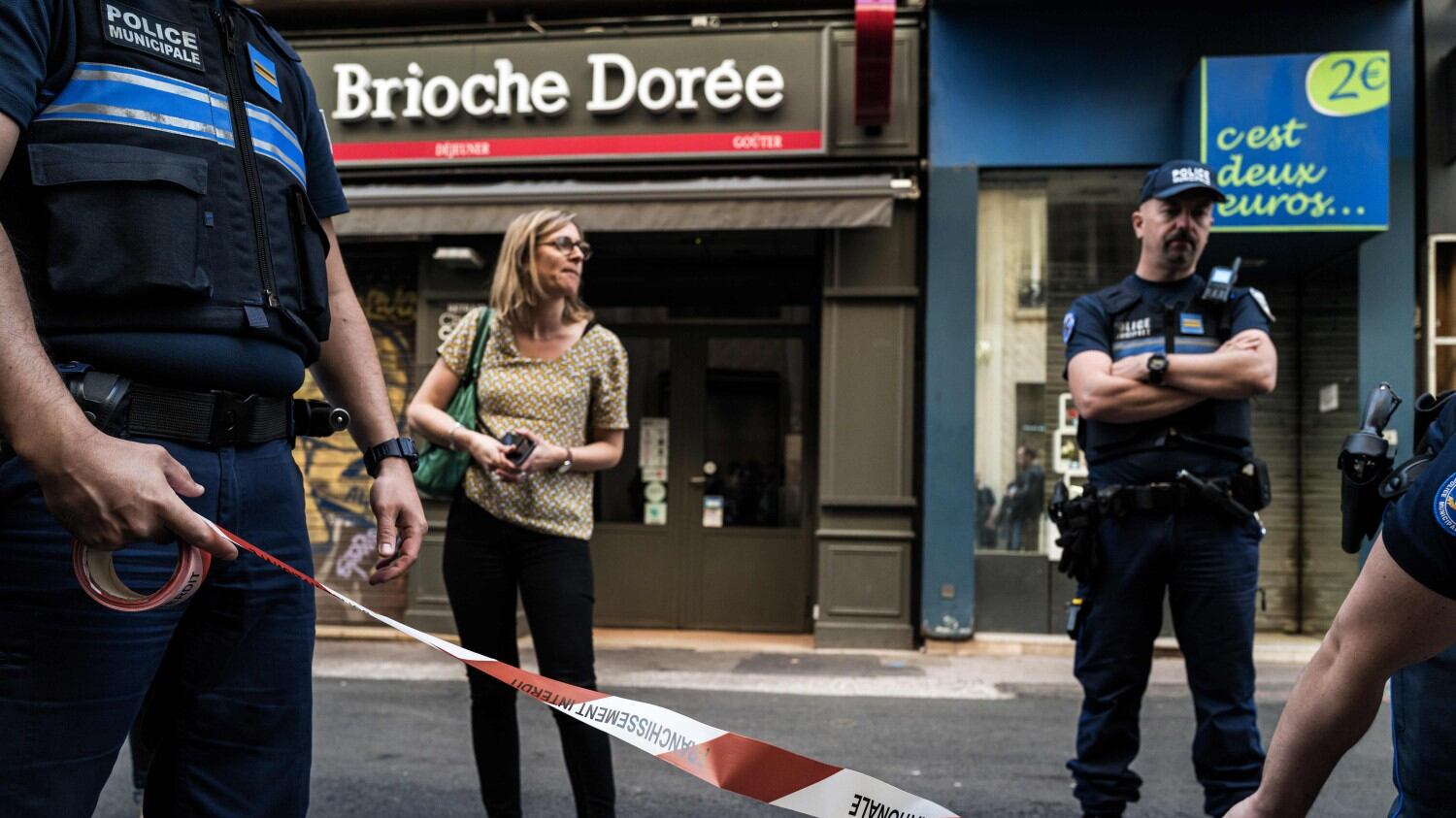 Tradito da Amazon l'attentatore di Lione: "Ha comprato il materiale per l'esplosivo"