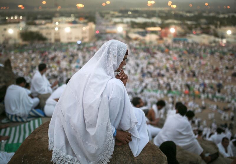 Fedeli musulmani in preghiera nella Pianura di Arafat 10