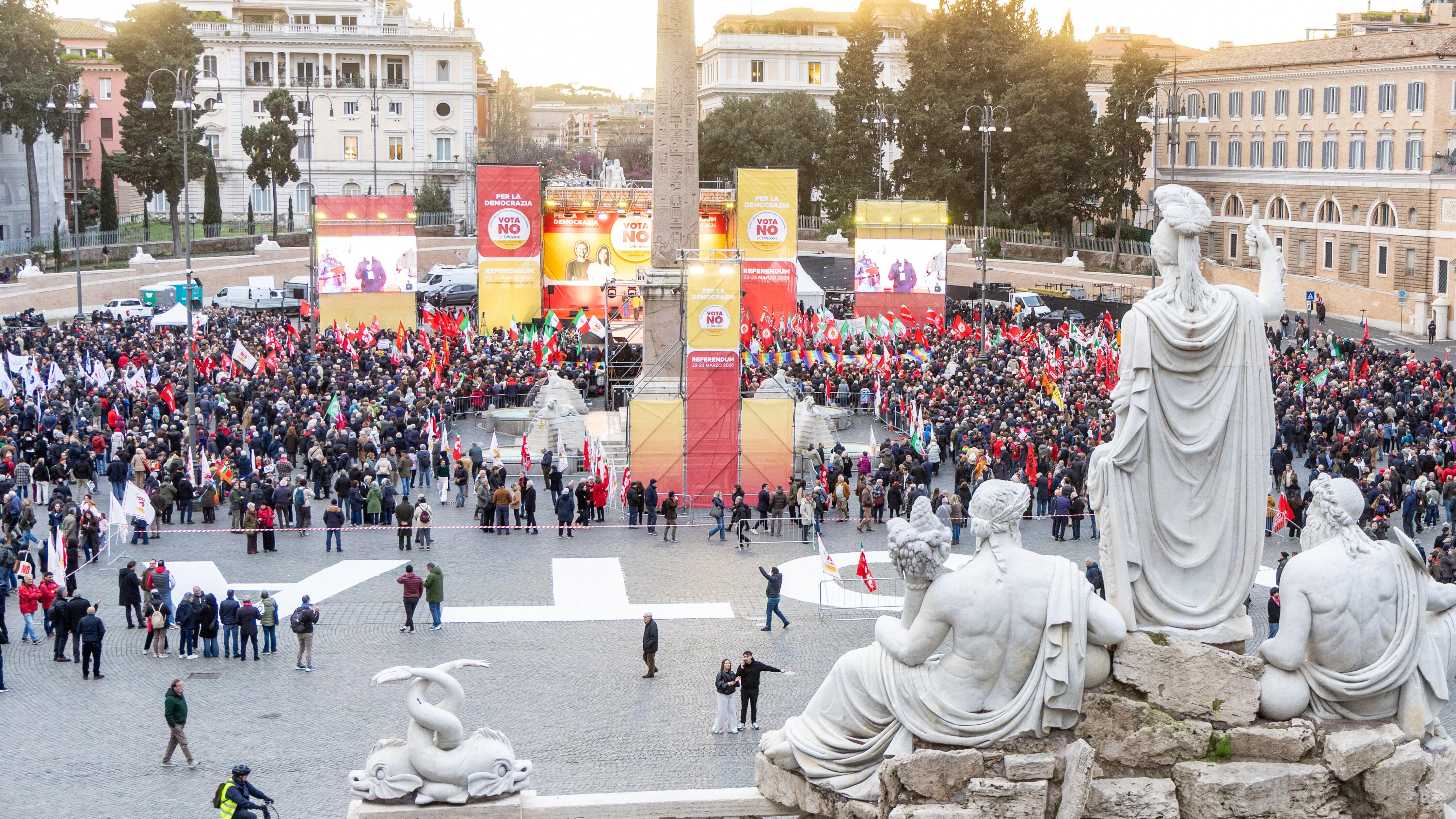La piazza è un flop. E Diaco punge il No: "Non sono un lacchè"