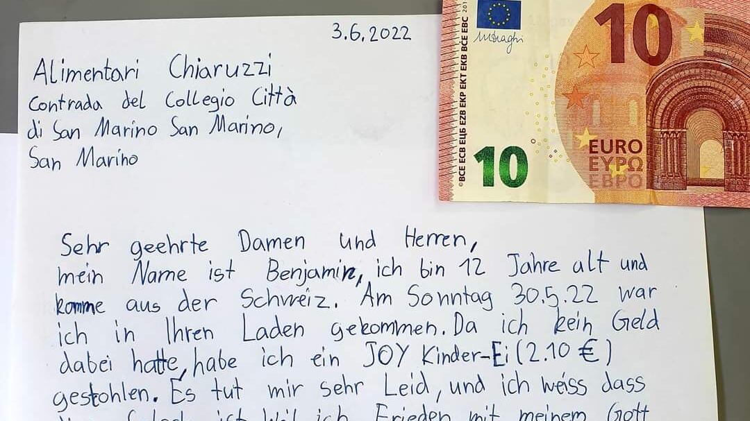 Bimbo ruba un ovetto kinder. Poi scrive una lettera: "Chiedo scusa"