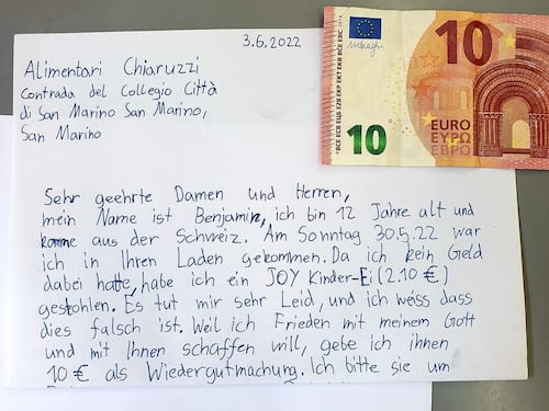 Bimbo ruba un ovetto kinder. Poi scrive una lettera: "Chiedo scusa"
