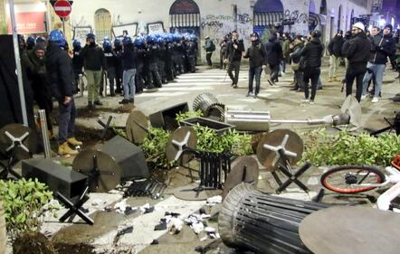 Gli scontri tra anarchici e polizia a Milano per Cospito 4