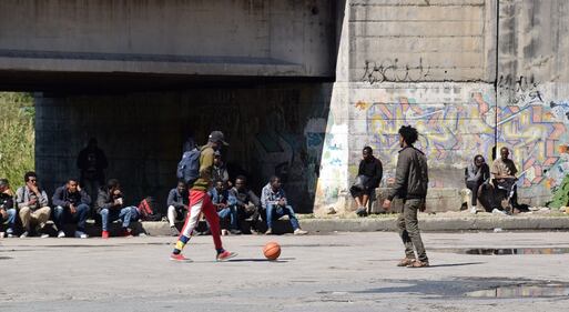 C'è la marcia per l'accoglienza. Ma i migranti preferiscono giocare a calcio 5