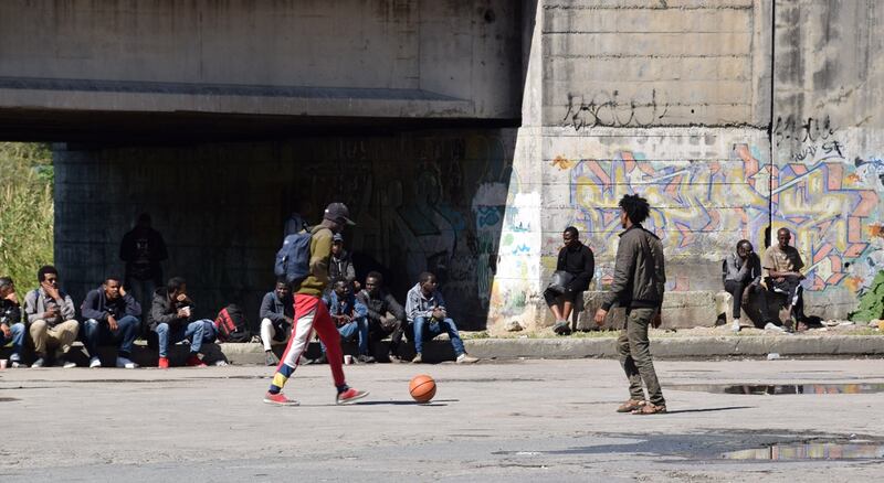 C'è la marcia per l'accoglienza. Ma i migranti preferiscono giocare a calcio 5