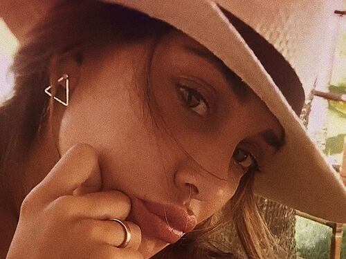Belen Rodriguez è da censura: le dita finiscono negli slip