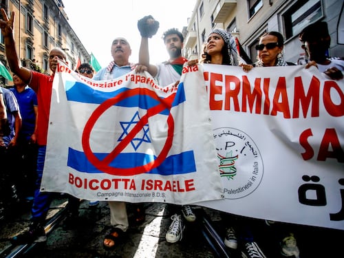 Slogan anti-Meloni e "Allah u akbar". Al corteo di Milano un ex brigatista reggeva lo striscione