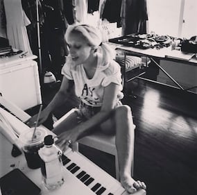 Lady Gaga senza trucco e in reggiseno su Instagram 13