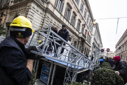 Blitz delle forze dell'ordine: rimosso lo striscione "È colpo di Stato" 14