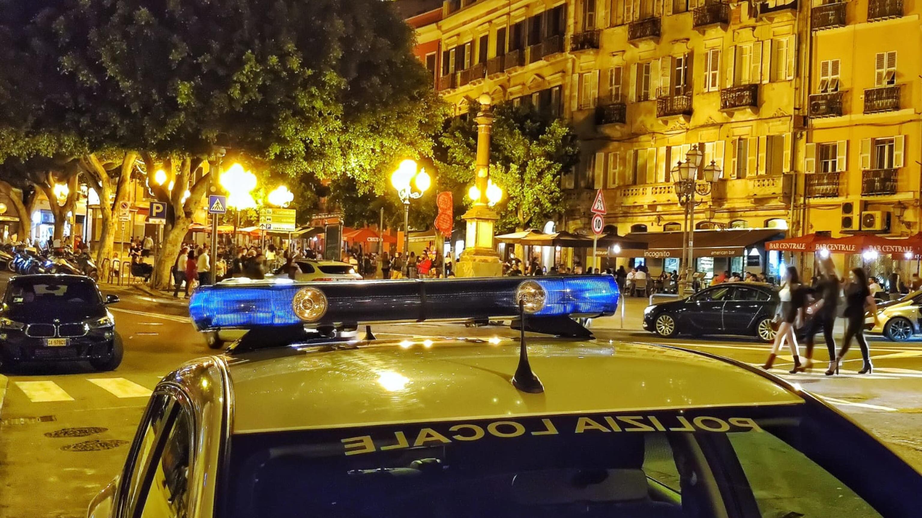 Bottiglie contro la chiesa: chef sgrida i migranti e loro lo pestano