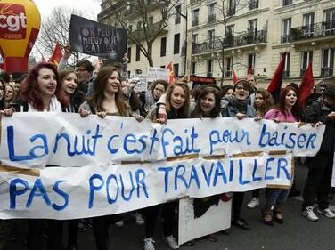Parigi, la sinistra radicale in piazza per il primo corteo anti-Macron 5