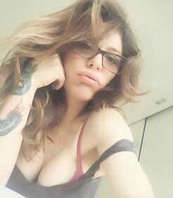 Naike Rivelli legge il giornale tutta nuda 26