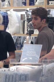 Andrea Iannone fa shopping da Zara, ma è distratto da qualcosa sul cellulare 8