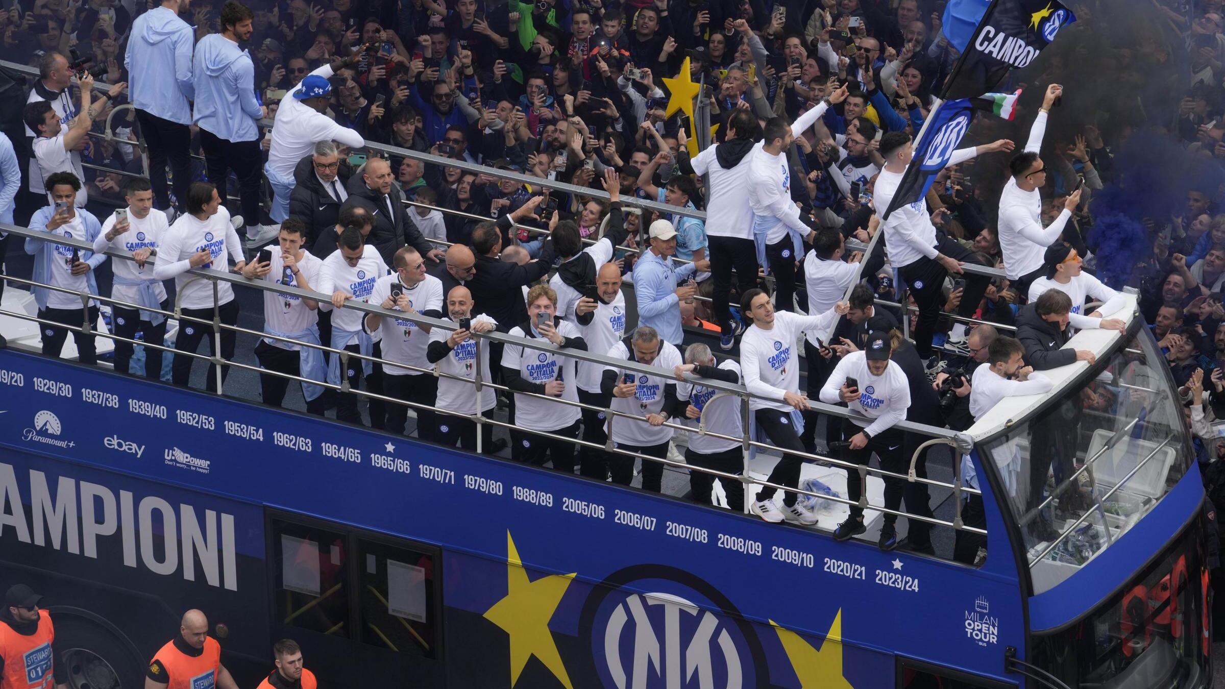 La festa dello scudetto dell'Inter: un fiume di tifosi nerazzurri invade Milano