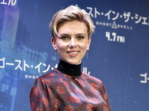 Scarlett Johansson fa causa all'intelligenza artificiale: "Basta usare il mio volto"
