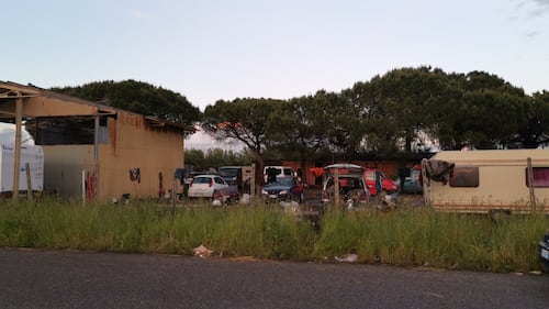 Accampati in un'ex fabbrica i rom sgomberati a Giugliano  4