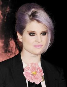 Kelly Osbourne in giacca di pelle e slip per lanciare il nuovo progetto televisivo 11