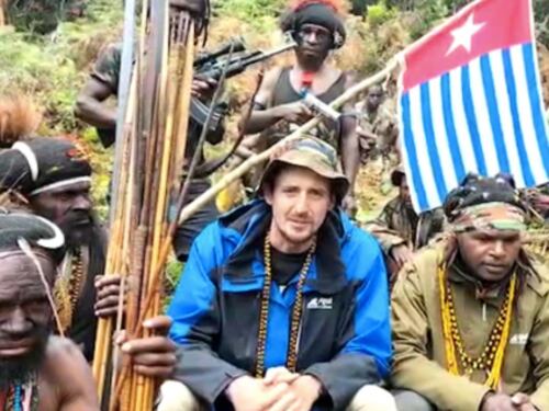 Il sequestro, poi l'assurda richiesta: così i ribelli di West Papua della giungla minacciano il pilota