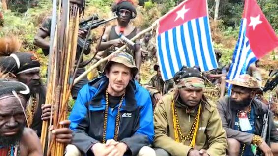Il sequestro, poi l'assurda richiesta: così i ribelli di West Papua della giungla minacciano il pilota