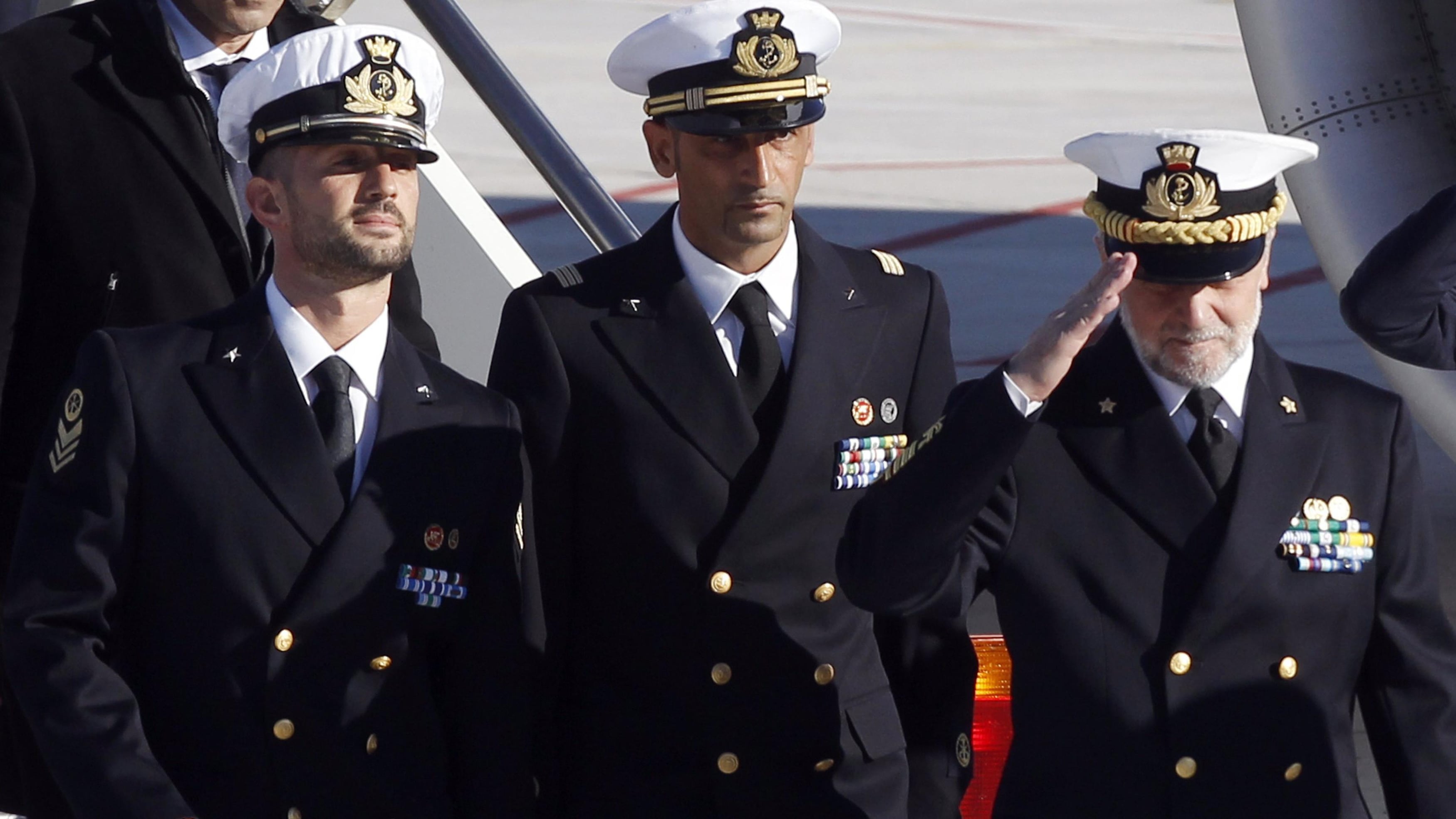I marò a casa in lacrime: «Grazie a tutti»