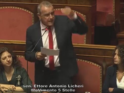 "Governo da Repubblica delle banane". I 5 Stelle insultano Crosetto