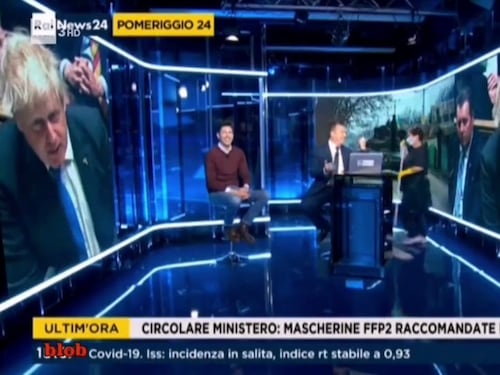 L'addetta alle pulizie irrompe a Rainews24. "Scusi signora, siamo in onda"