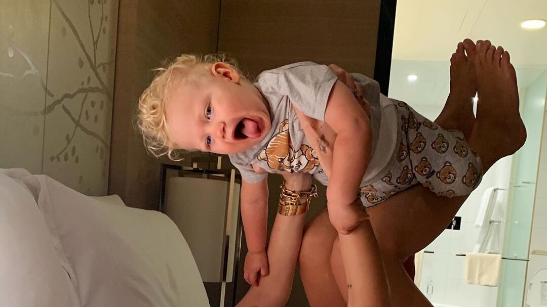 Chiara Ferragni fa la linguaccia e i fan la attaccano