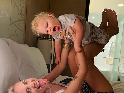 Chiara Ferragni fa la linguaccia e i fan la attaccano