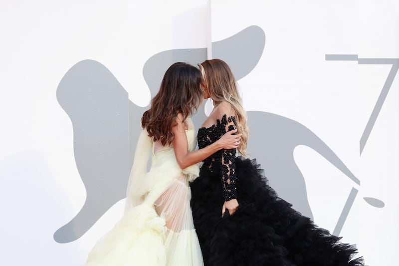 Venezia si infiamma con il bacio saffico tra Mila Suarez e Elisa De Panicis 3