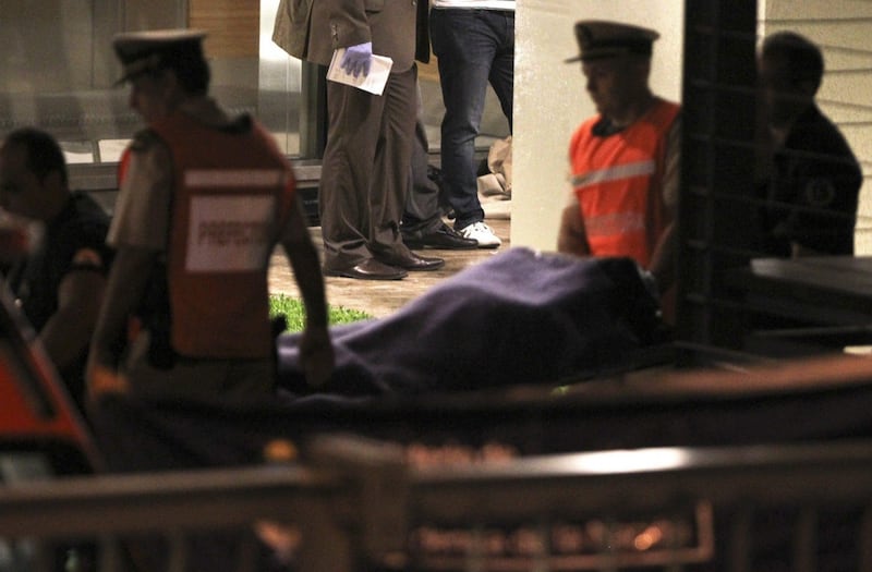 La polizia davanti alla casa di Nisman 2