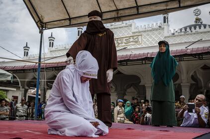 "Ha infranto la sharia". Donna bastonata in pubblico 5