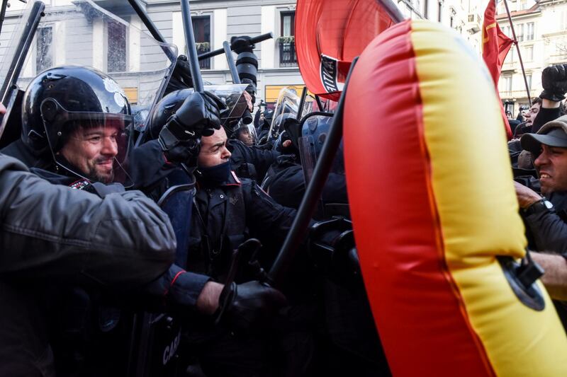 Scontri alla manifestazione antifascista a Milano 11