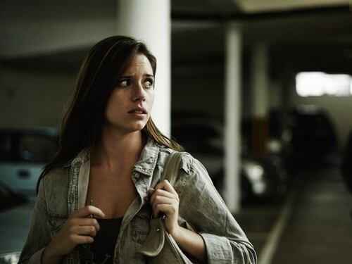 Straniero ubriaco molesta le donne per strada