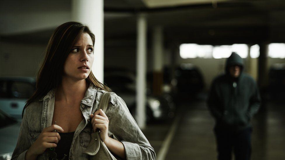 Straniero ubriaco molesta le donne per strada