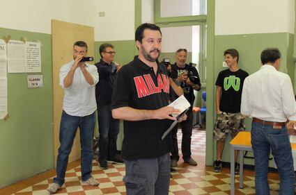 Milano, Salvini va a votare in bermuda  8