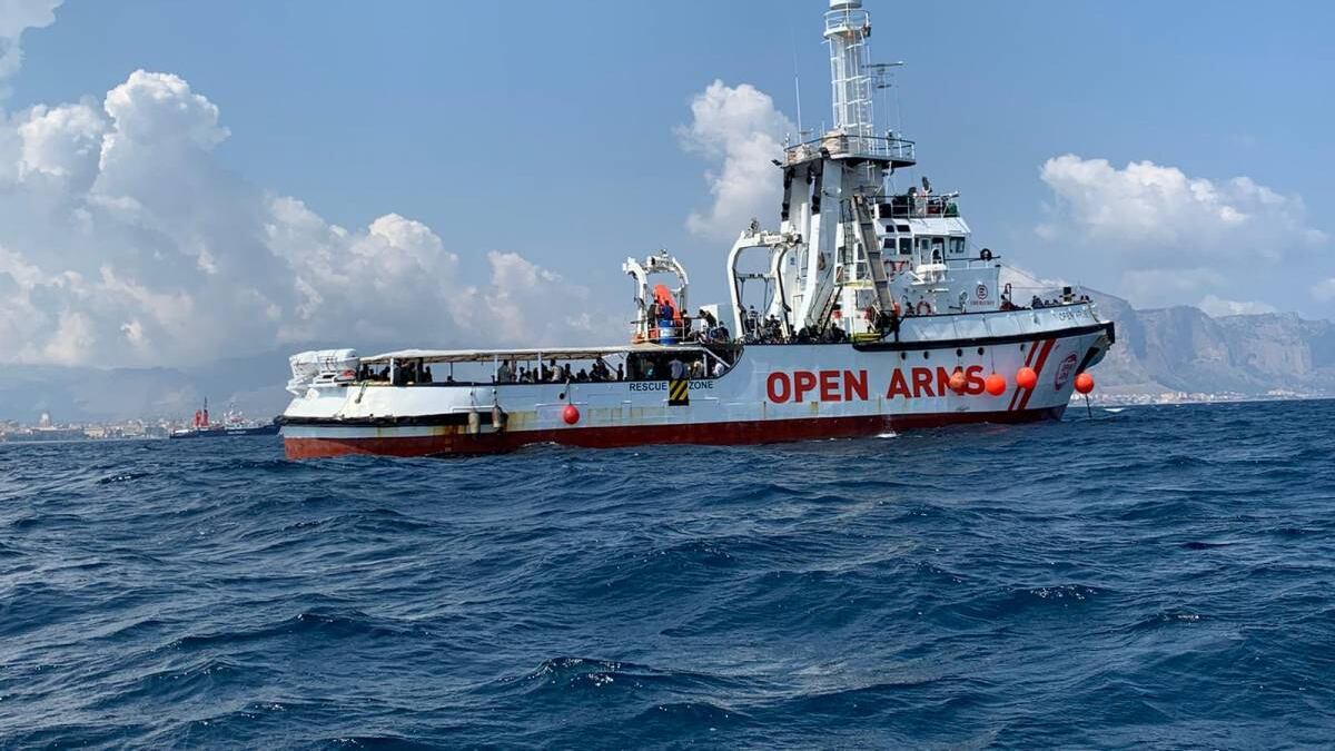 Sbarca con 100 minori non accompagnati. Fermo e multa salata per Open Arms