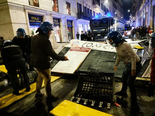 Servizi di sicurezza presi di sorpresa dal boom violento. Anarchici a Milano Allarme ai massimi