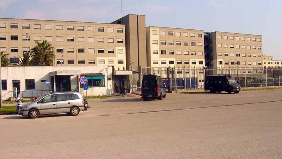 Catania, detenuti in rivolta per un permesso non dato