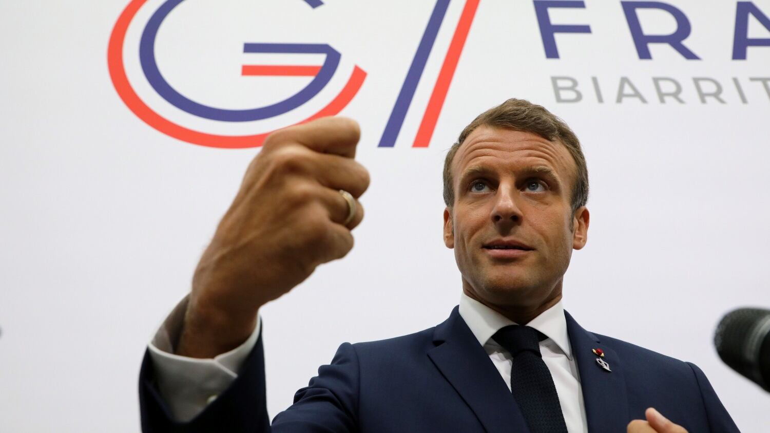 L'ultima di papà Macron: lo Stato sarà babysitter