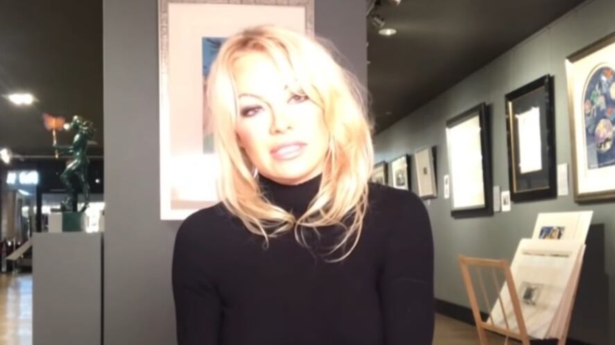 Pamela Anderson: “Julian Assange è stato torturato psicologicamente”