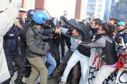 Renzi a Brescia: scontri tra polizia e antagonisti 19