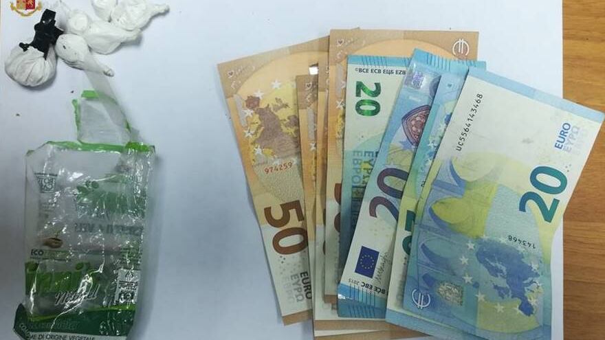 Taranto, fermato mentre mangiava un panino ripieno di cocaina