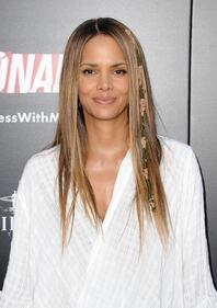 Halle Berry sexy in maxi t-shirt 32