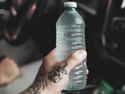 Ecco perché dovresti smettere di bere l'acqua dimenticata in auto: il rischio per la salute