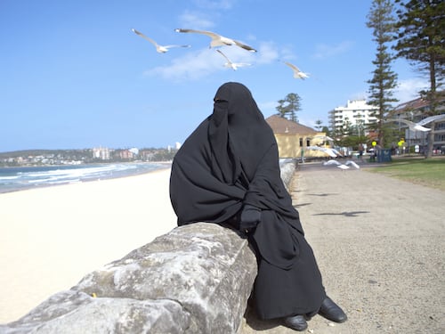 Chi sogna la minigonna sotto il burqa