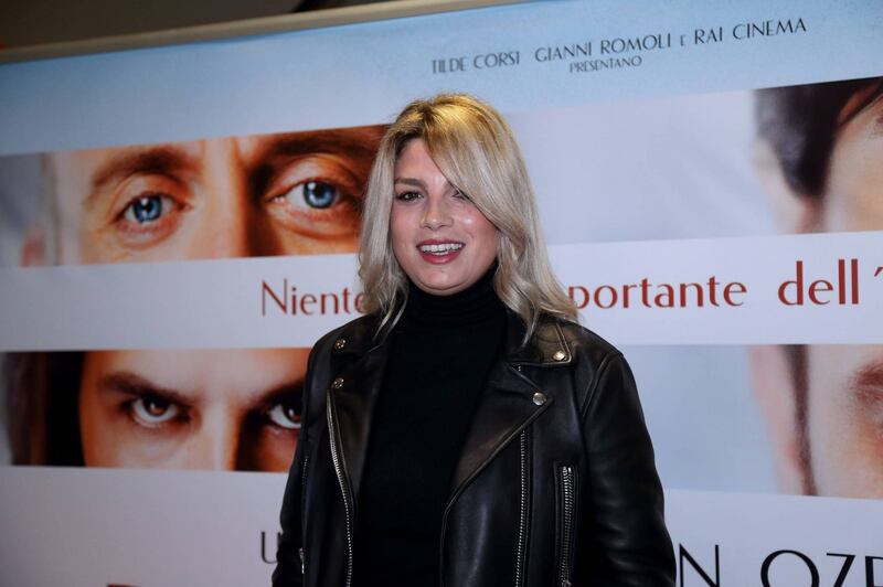 Emma Marrone sexy in bikini 1